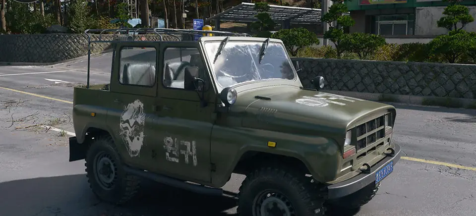 The Grizzly in MW4 DMZ: an olive open-top off-roader with Korean lettering on the door